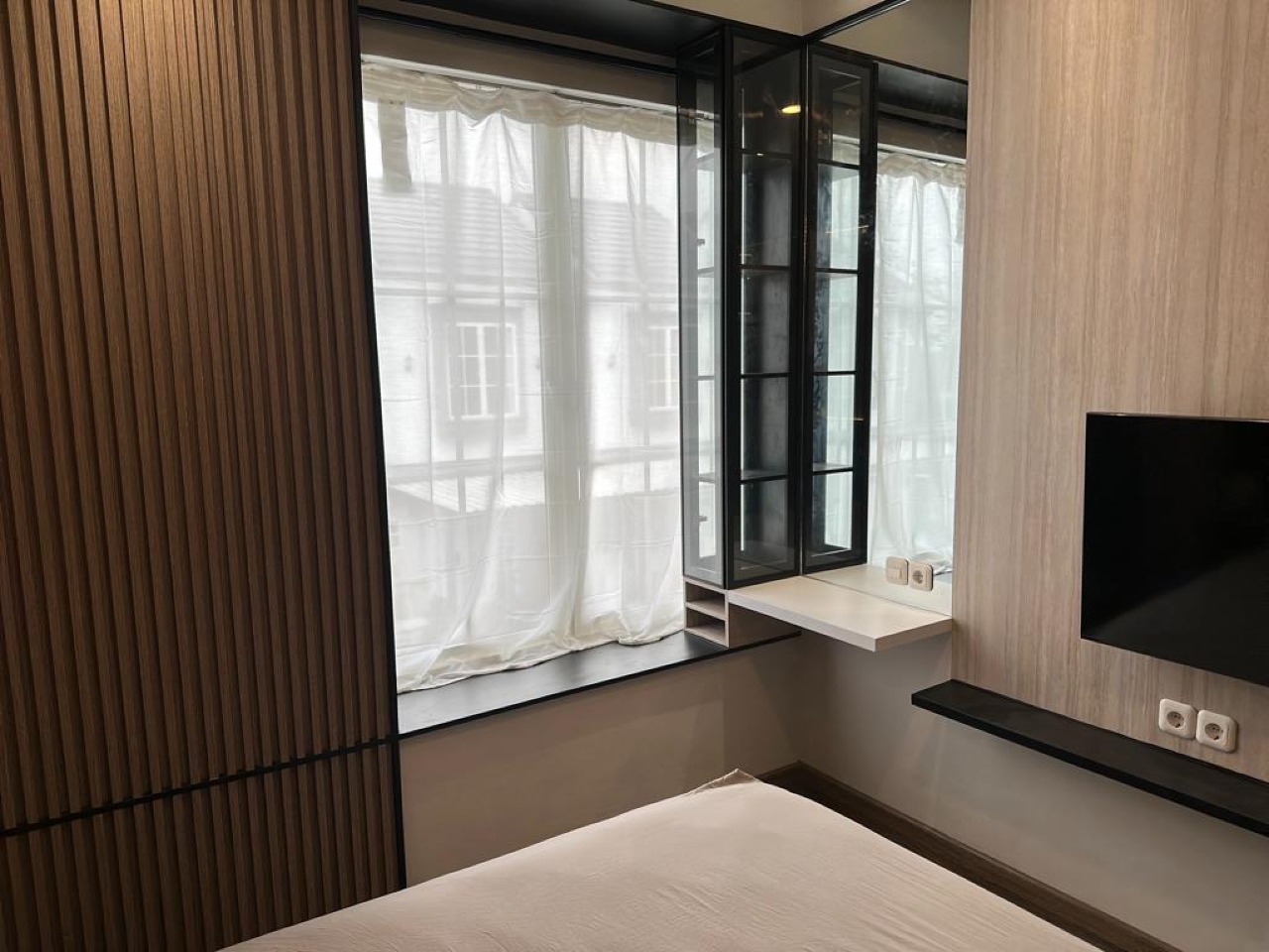 Desain Interior Kamar Tidur Utama Master Bedroom 3x3.8m: Solusi Cerdas Rumah Tipe 5x11 di Wisata Bukit Mas - Gallery 4