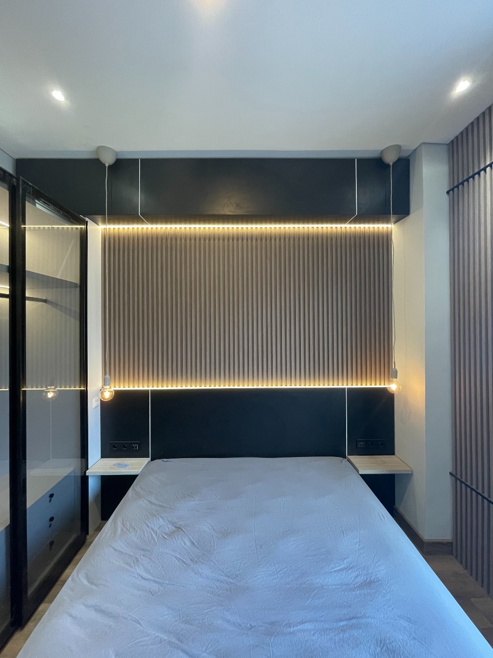 Desain Interior Kamar Tidur Utama Master Bedroom 3x3.8m: Solusi Cerdas Rumah Tipe 5x11 di Wisata Bukit Mas - Gallery 5