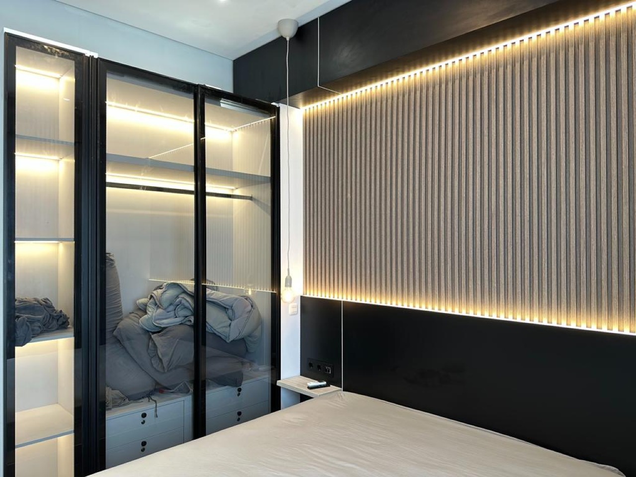 Desain Interior Kamar Tidur Utama Master Bedroom 3x3.8m: Solusi Cerdas Rumah Tipe 5x11 di Wisata Bukit Mas - Gallery 6