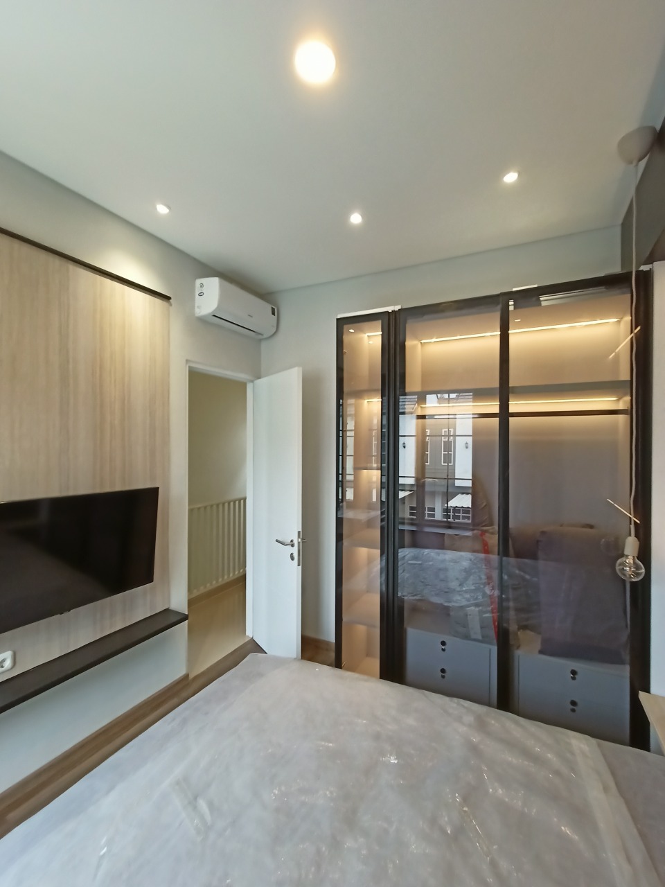 Desain Interior Kamar Tidur Utama Master Bedroom 3x3.8m: Solusi Cerdas Rumah Tipe 5x11 di Wisata Bukit Mas - Gallery 8