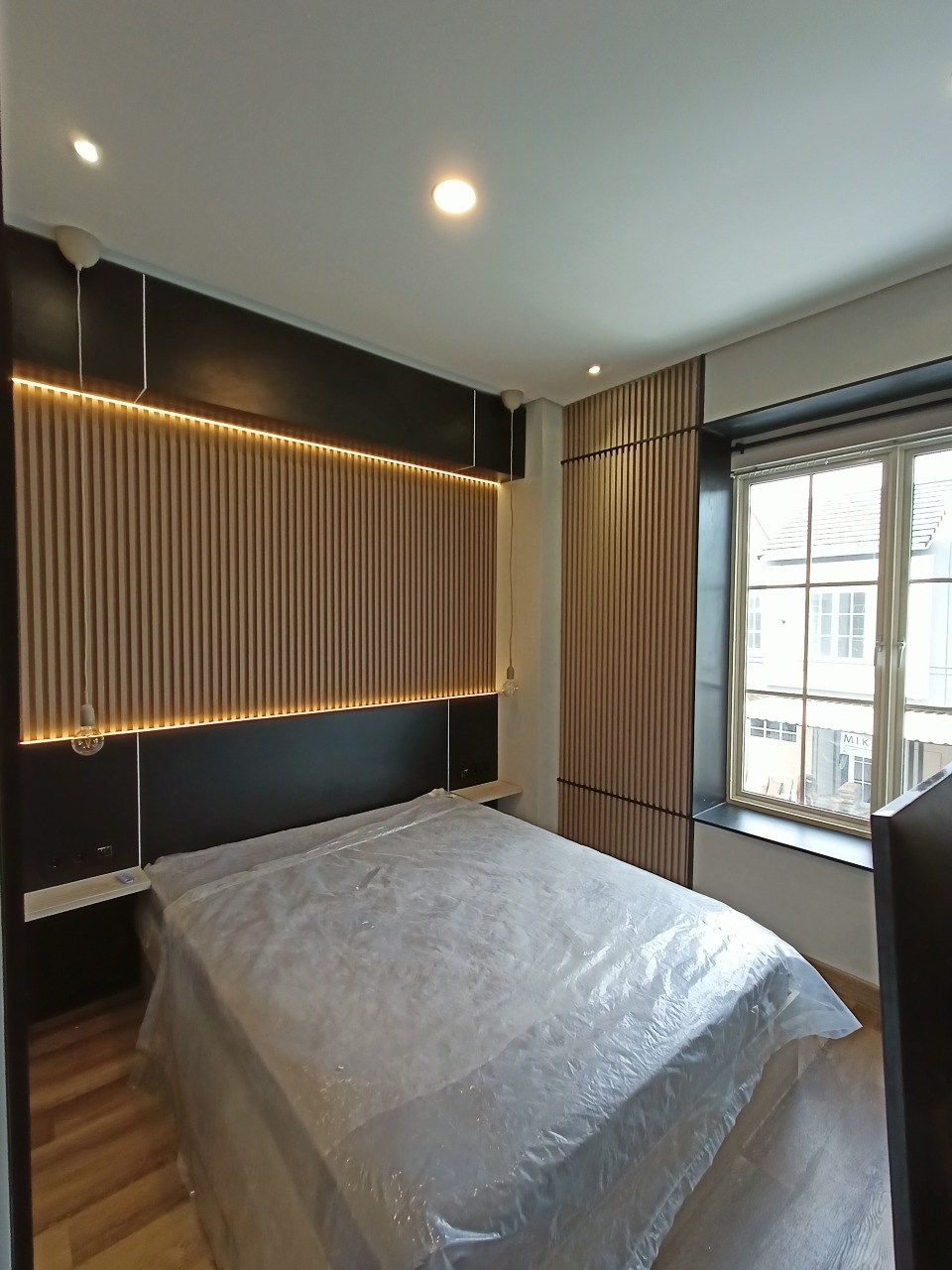 Desain Interior Kamar Tidur Utama Master Bedroom 3x3.8m: Solusi Cerdas Rumah Tipe 5x11 di Wisata Bukit Mas - Gallery 9