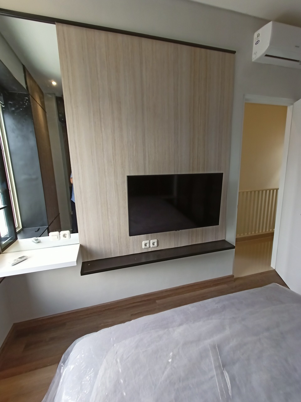 Desain Interior Kamar Tidur Utama Master Bedroom 3x3.8m: Solusi Cerdas Rumah Tipe 5x11 di Wisata Bukit Mas - Gallery 10