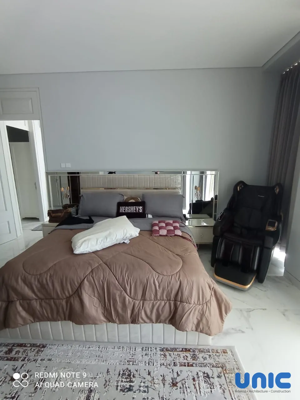 Desain Interior Kamar Utama Aruba Villa Pakuwon City: Smart Upgrade & Integrasi Furnitur Lama - Gallery 5