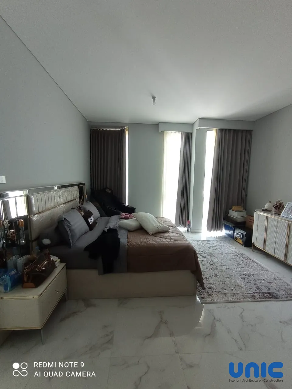 Desain Interior Kamar Utama Aruba Villa Pakuwon City: Smart Upgrade & Integrasi Furnitur Lama - Gallery 6