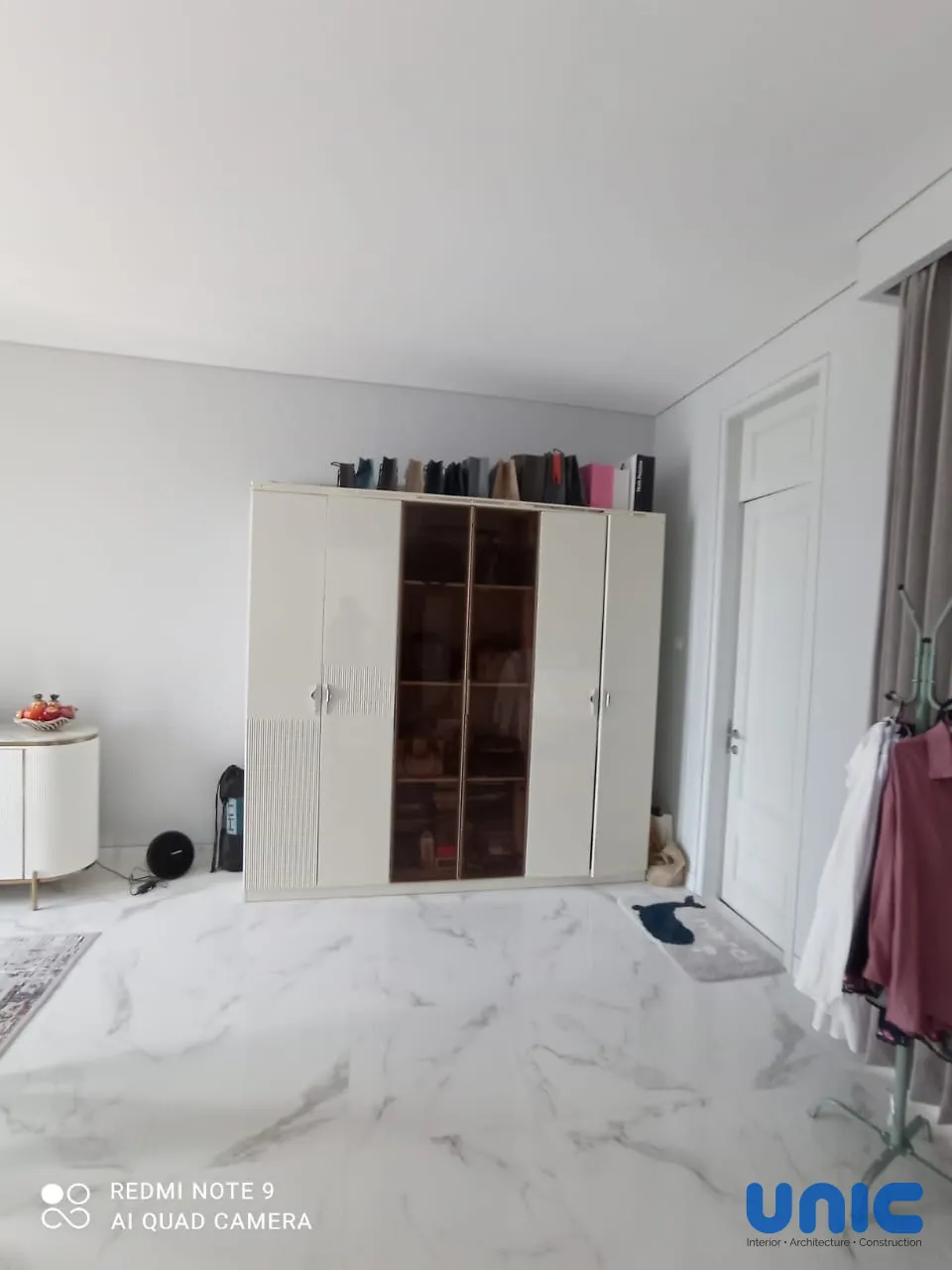 Desain Interior Kamar Utama Aruba Villa Pakuwon City: Smart Upgrade & Integrasi Furnitur Lama - Gallery 7