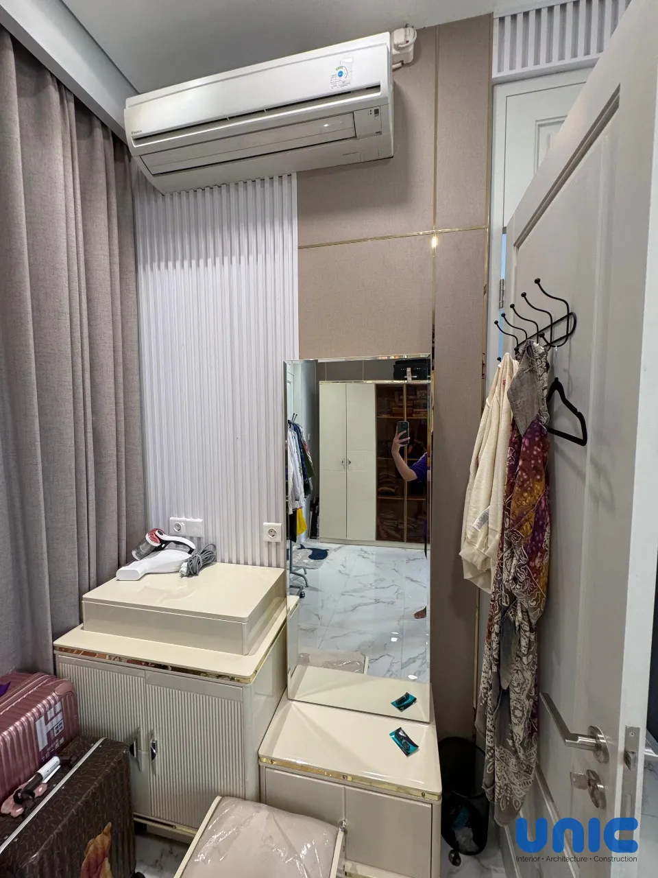 Desain Interior Kamar Utama Aruba Villa Pakuwon City: Smart Upgrade & Integrasi Furnitur Lama - Gallery 8