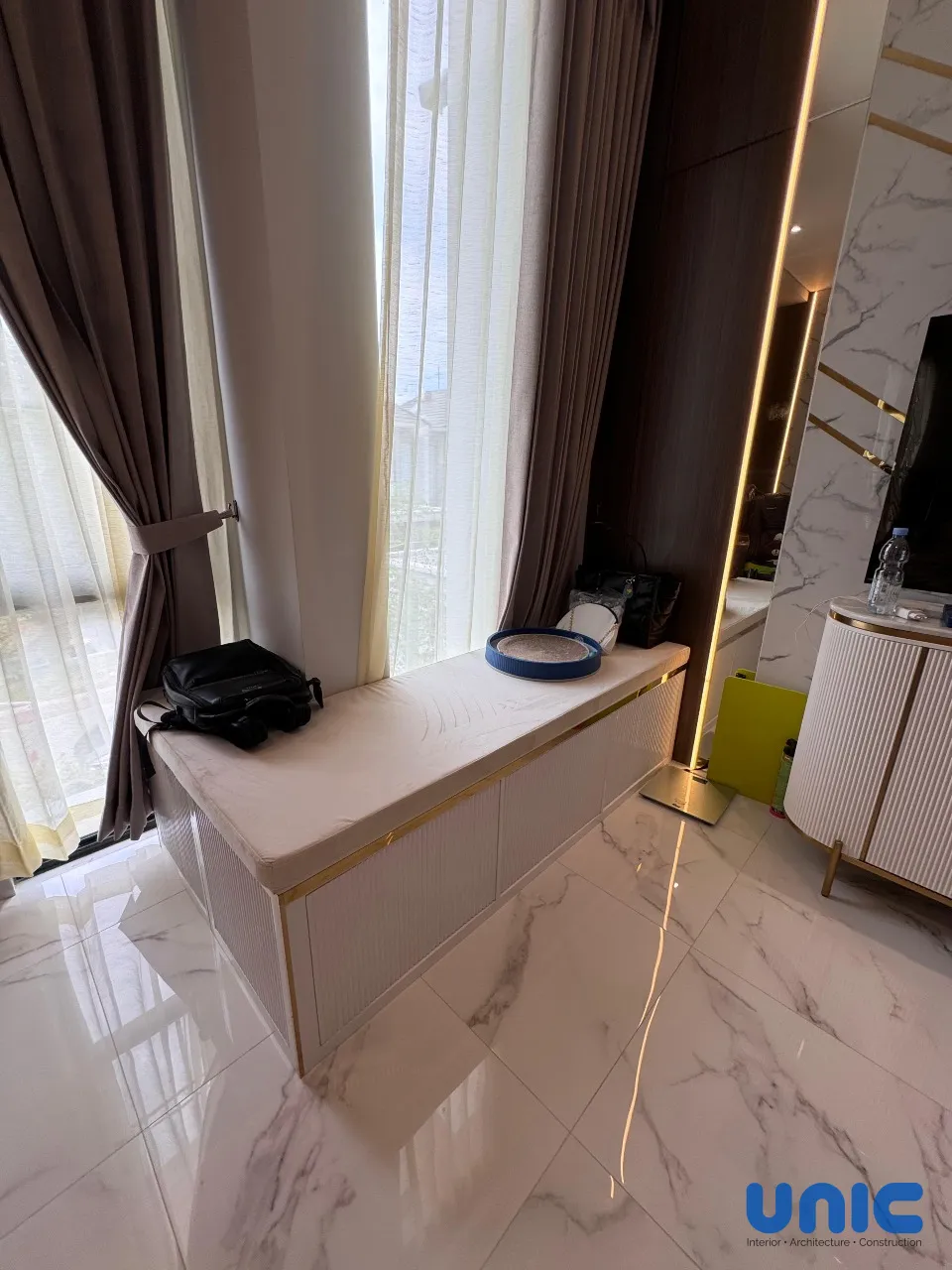 Desain Interior Kamar Utama Aruba Villa Pakuwon City: Smart Upgrade & Integrasi Furnitur Lama - Gallery 9