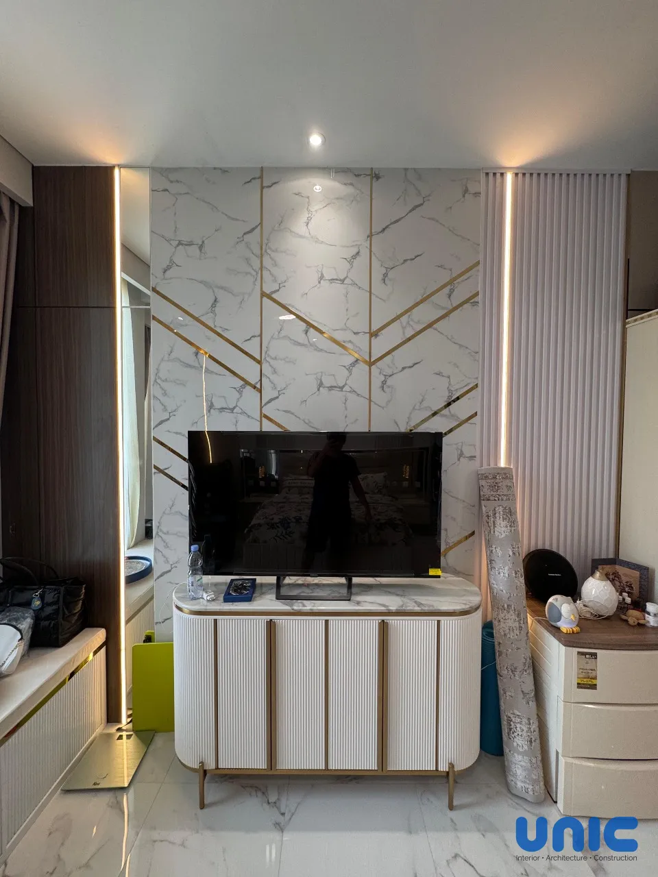 Desain Interior Kamar Utama Aruba Villa Pakuwon City: Smart Upgrade & Integrasi Furnitur Lama - Gallery 10