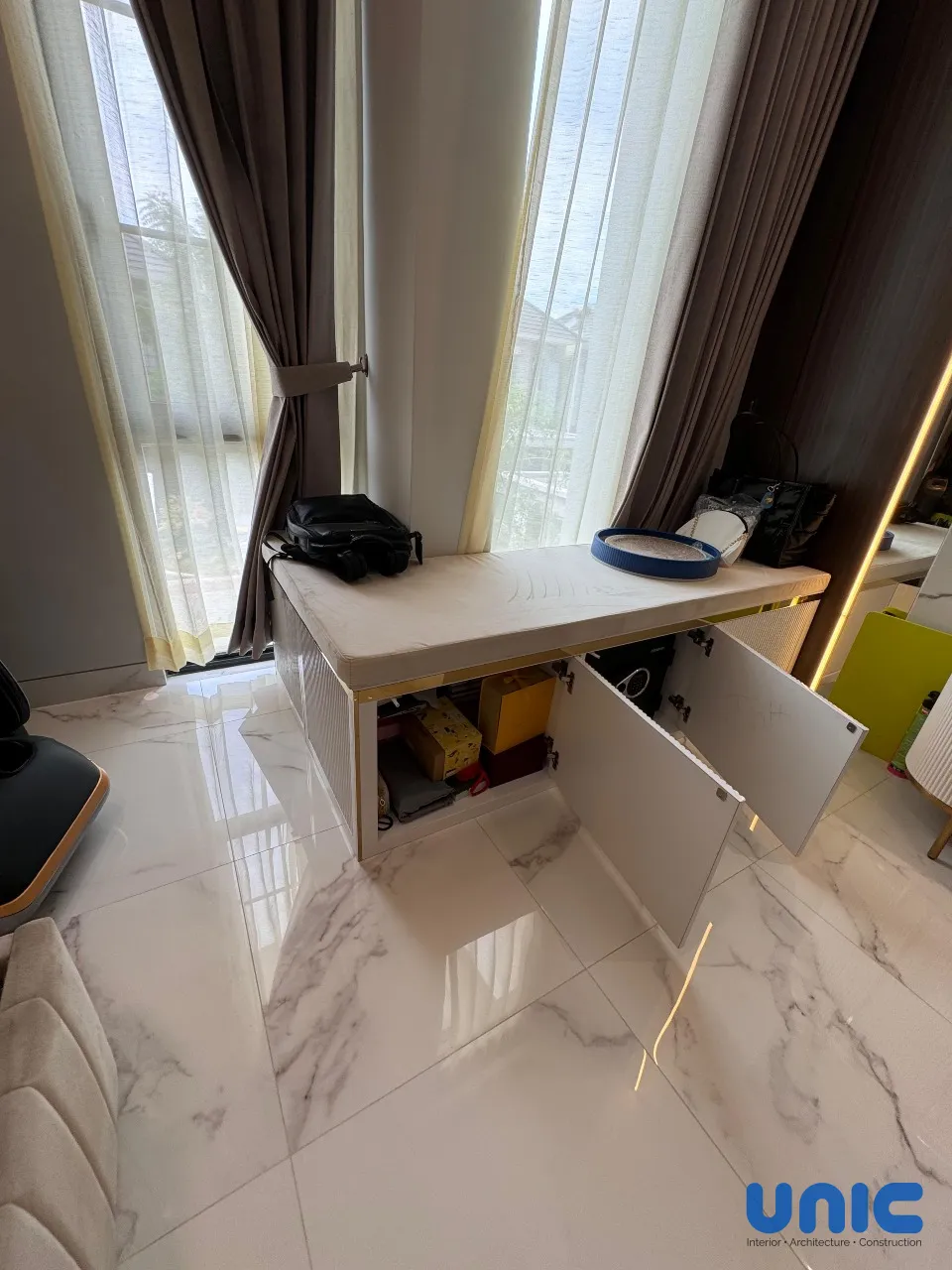 Desain Interior Kamar Utama Aruba Villa Pakuwon City: Smart Upgrade & Integrasi Furnitur Lama - Gallery 11