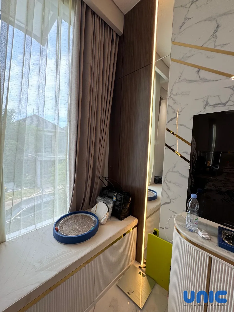 Desain Interior Kamar Utama Aruba Villa Pakuwon City: Smart Upgrade & Integrasi Furnitur Lama - Gallery 12