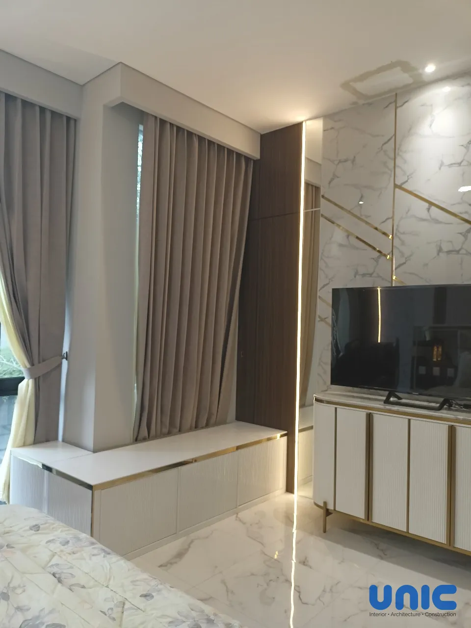 Desain Interior Kamar Utama Aruba Villa Pakuwon City: Smart Upgrade & Integrasi Furnitur Lama - Gallery 13