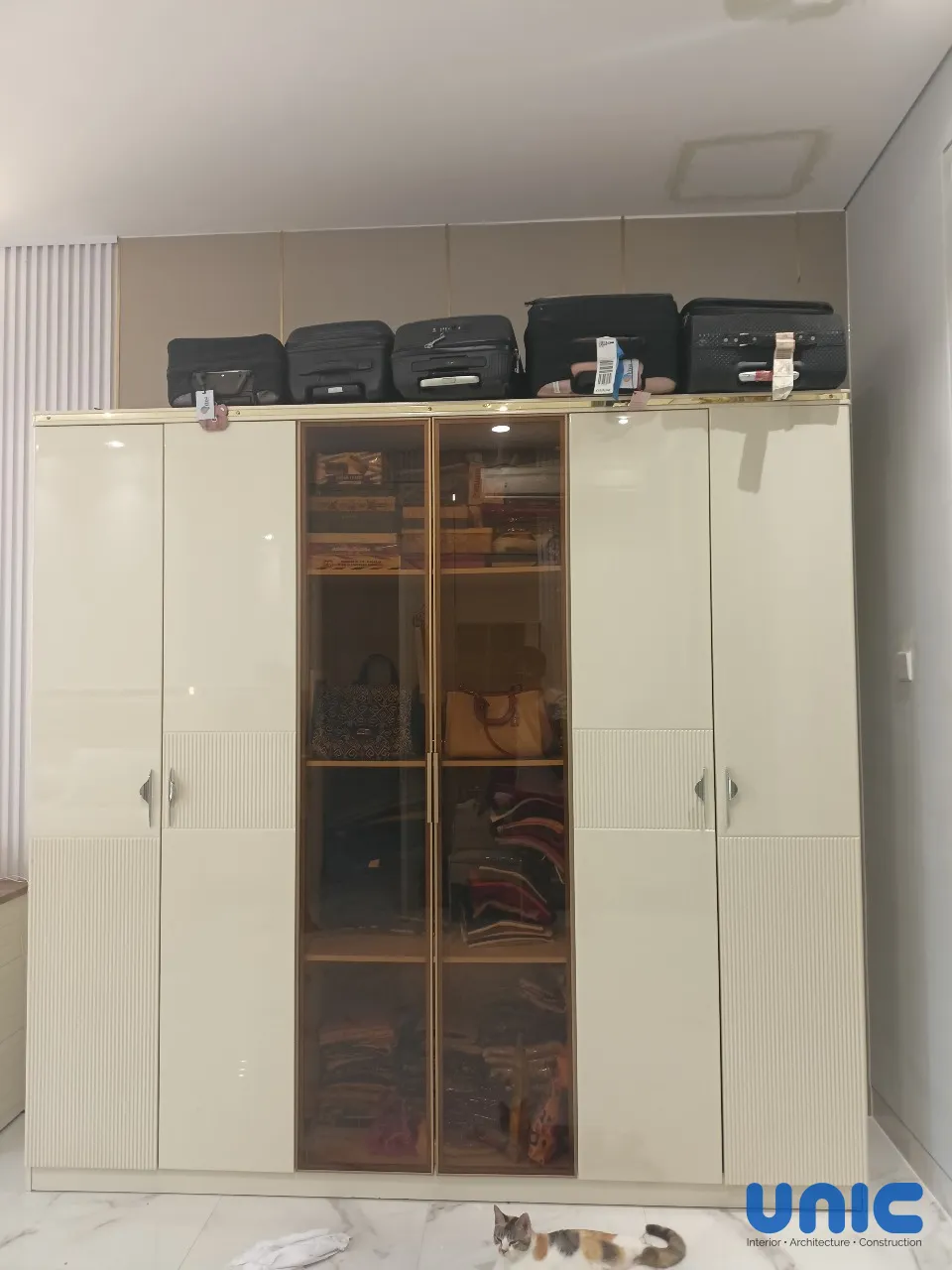 Desain Interior Kamar Utama Aruba Villa Pakuwon City: Smart Upgrade & Integrasi Furnitur Lama - Gallery 14