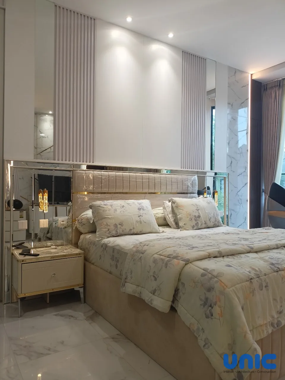 Desain Interior Kamar Utama Aruba Villa Pakuwon City: Smart Upgrade & Integrasi Furnitur Lama - Gallery 15