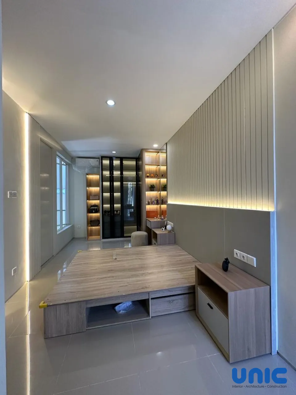 Desain Interior Master Bedroom Pelican Hill Citraland Surabaya: Transformasi Kamar Luas 7x3 Meter - Gallery 6