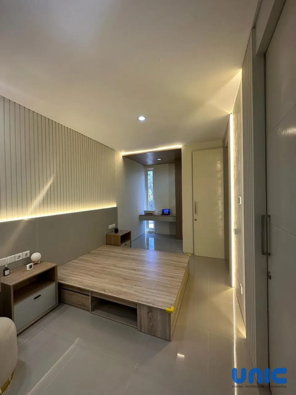 Desain Interior Master Bedroom Pelican Hill Citraland Surabaya: Transformasi Kamar Luas 7x3 Meter - Gallery 7