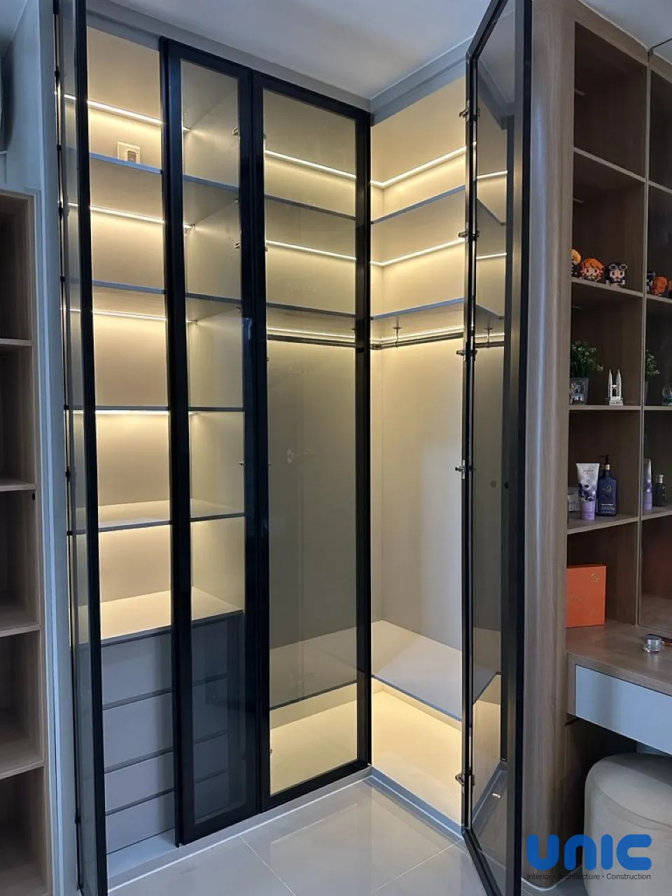 Desain Interior Master Bedroom Pelican Hill Citraland Surabaya: Transformasi Kamar Luas 7x3 Meter - Gallery 8