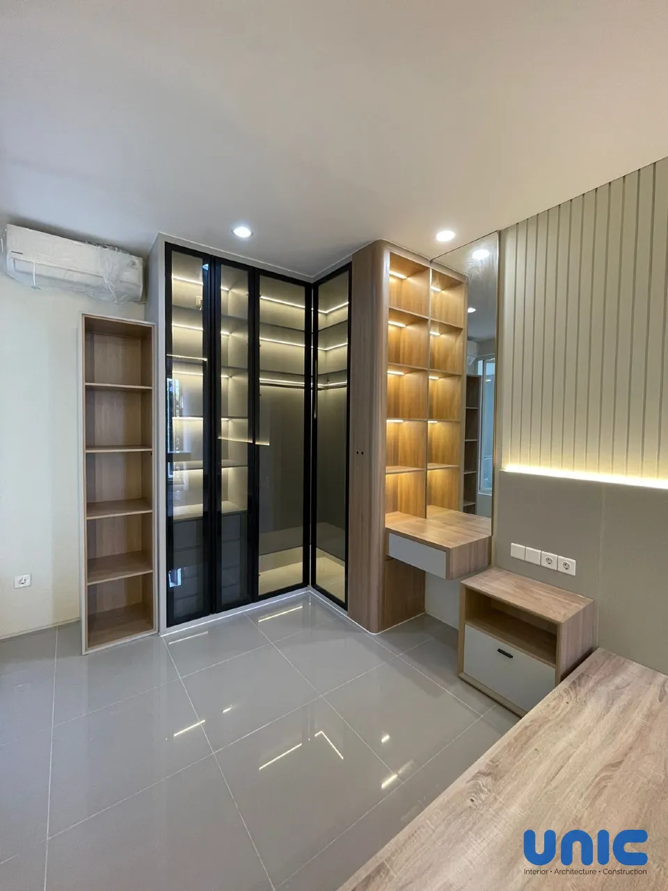 Desain Interior Master Bedroom Pelican Hill Citraland Surabaya: Transformasi Kamar Luas 7x3 Meter - Gallery 9