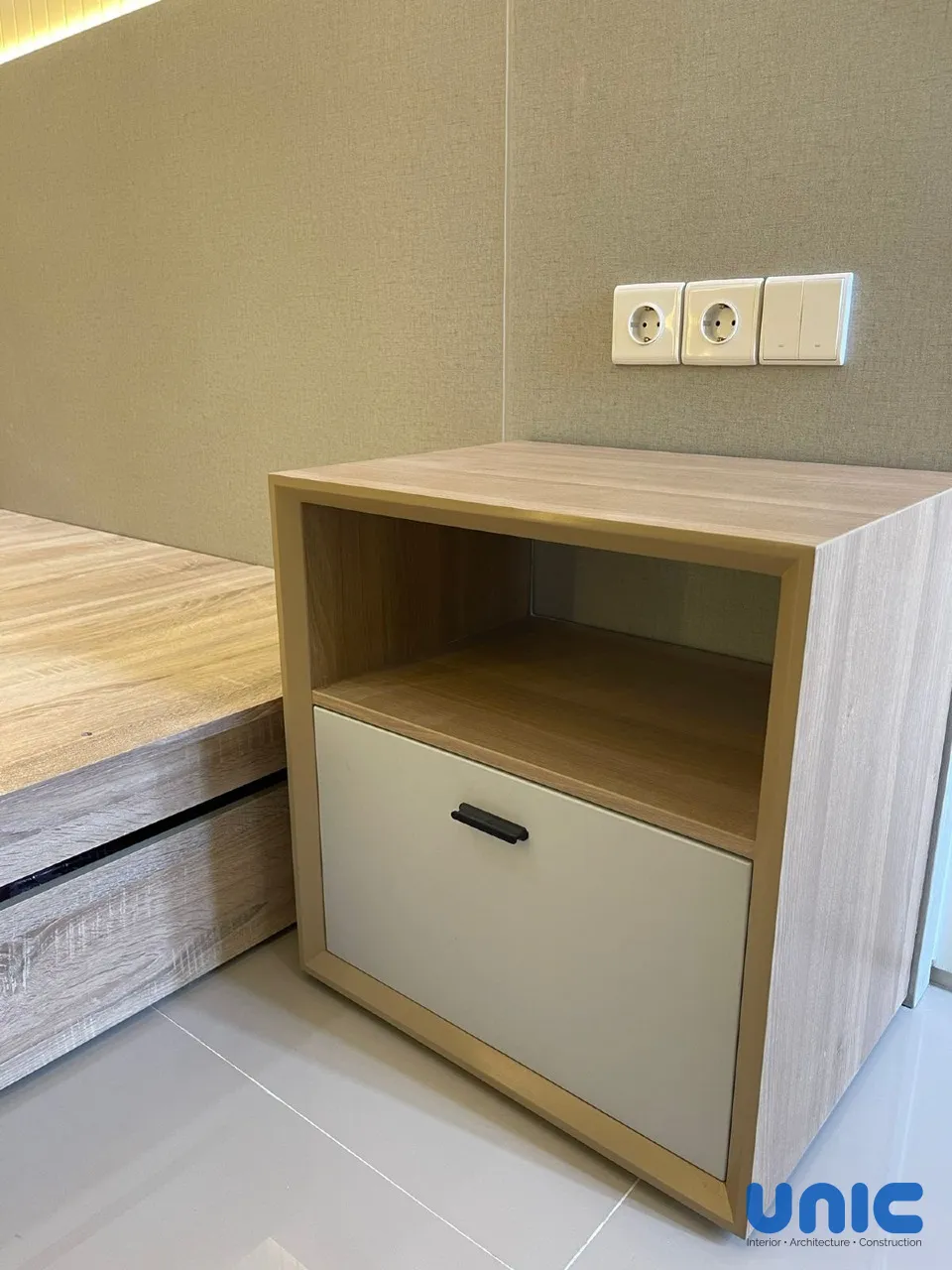 Desain Interior Master Bedroom Pelican Hill Citraland Surabaya: Transformasi Kamar Luas 7x3 Meter - Gallery 11