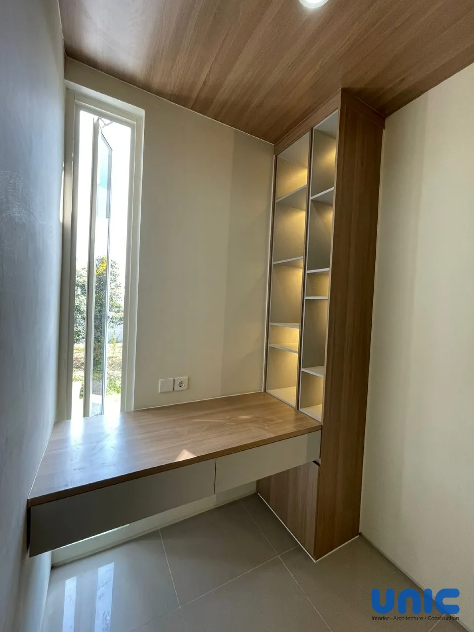 Desain Interior Master Bedroom Pelican Hill Citraland Surabaya: Transformasi Kamar Luas 7x3 Meter - Gallery 12