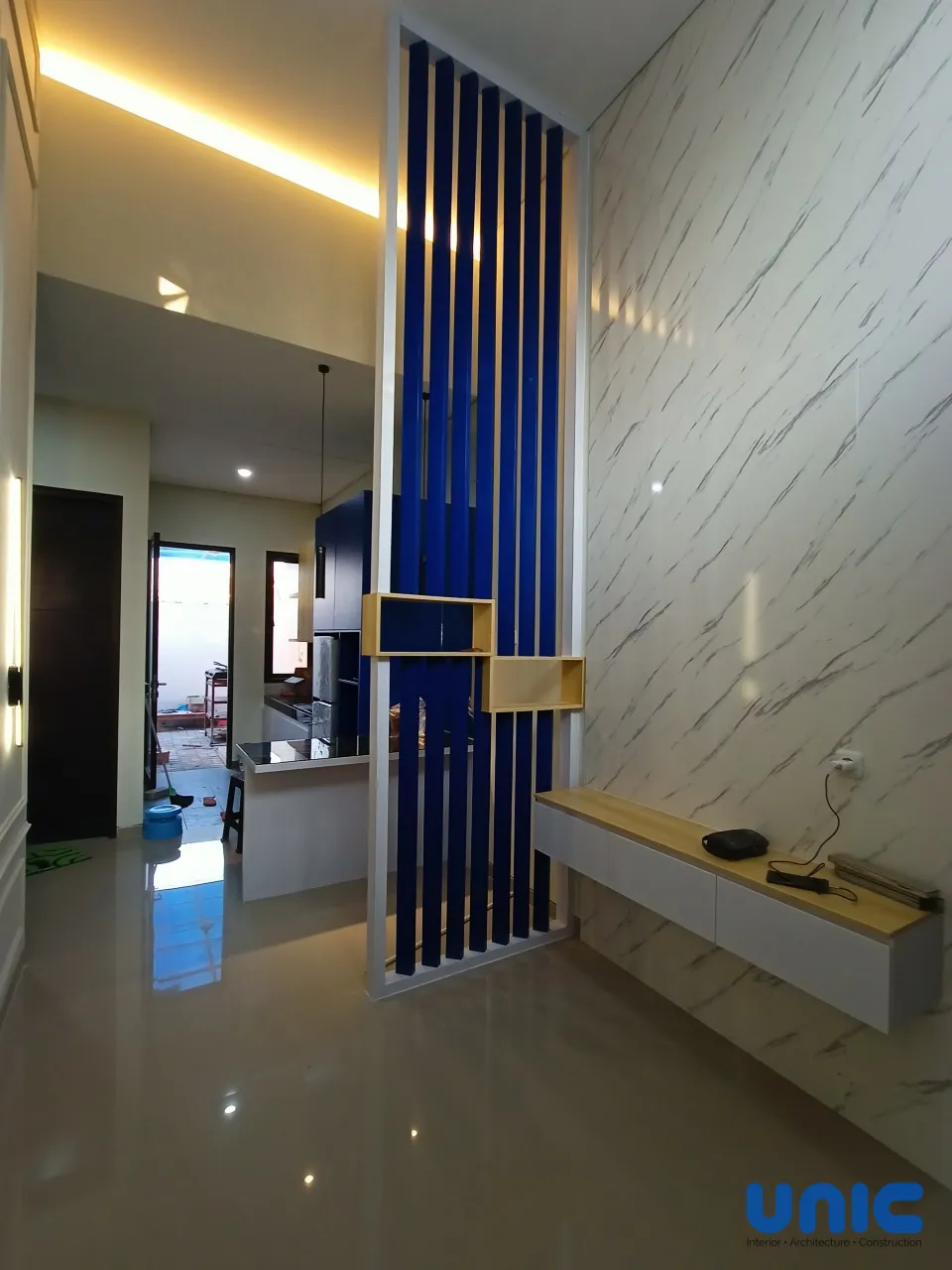 Desain Interior Ramping 2,5 x 5 Puri Safira Menganti Gresik: Aksen Biru Bold & Elegan - Gallery 9
