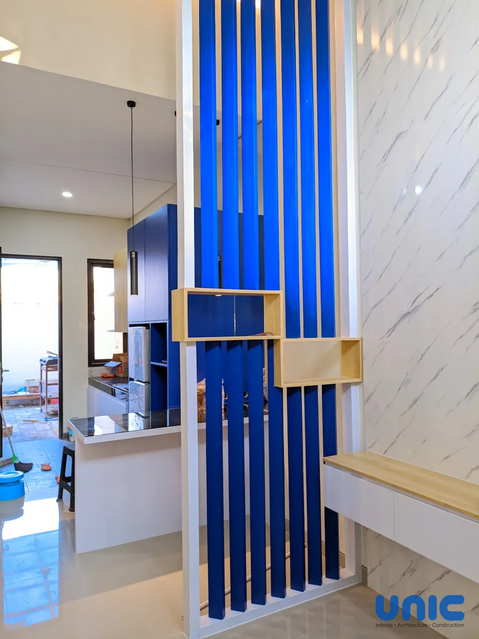 Desain Interior Ramping 2,5 x 5 Puri Safira Menganti Gresik: Aksen Biru Bold & Elegan - Gallery 10