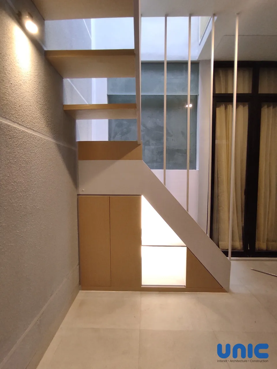 Desain Mezzanine Multifungsi: Area Servis & Ruang Santai Minimalis di Aruba Villa, Pakuwon City Surabaya - Gallery 4