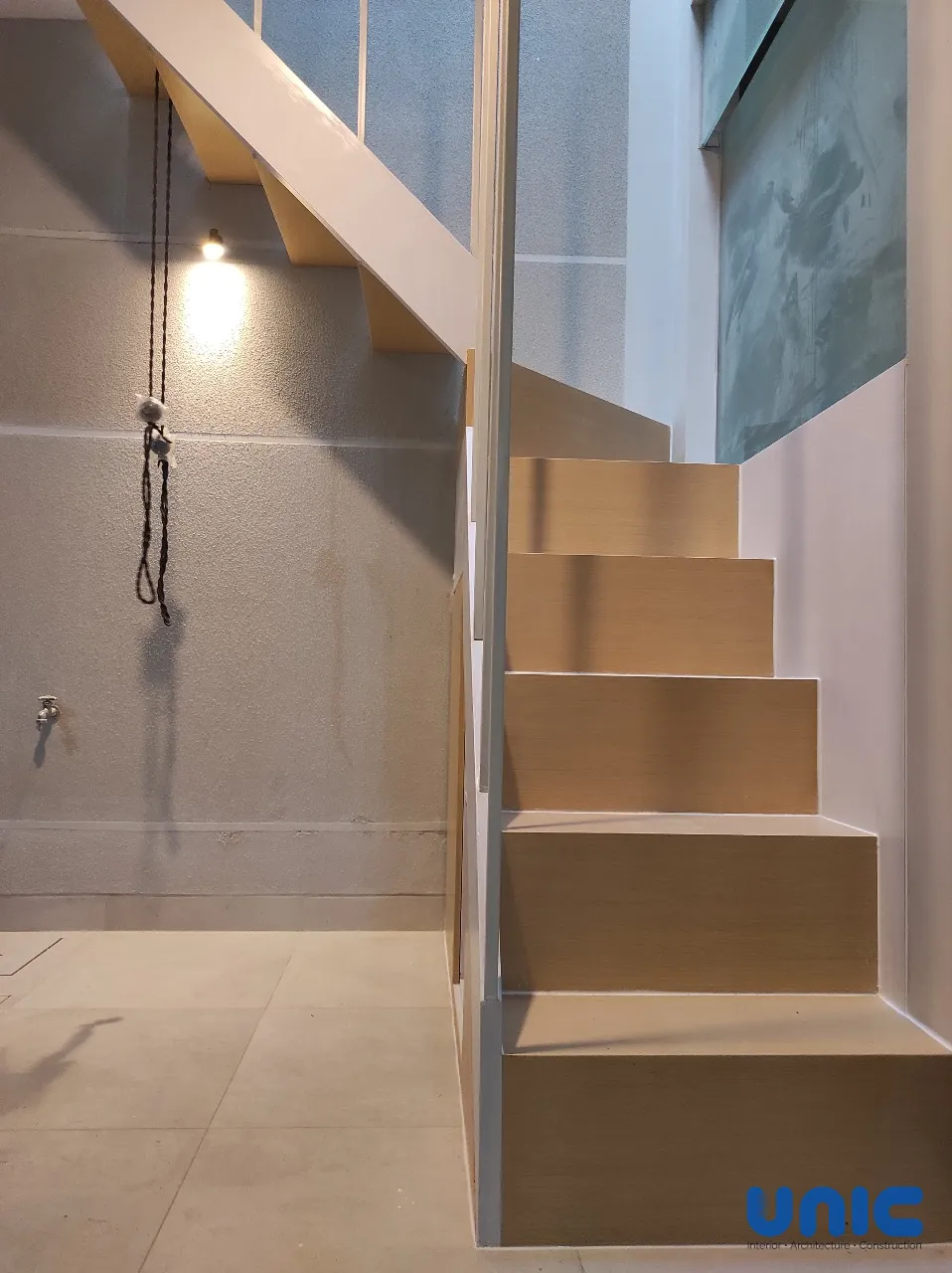 Desain Mezzanine Multifungsi: Area Servis & Ruang Santai Minimalis di Aruba Villa, Pakuwon City Surabaya - Gallery 5