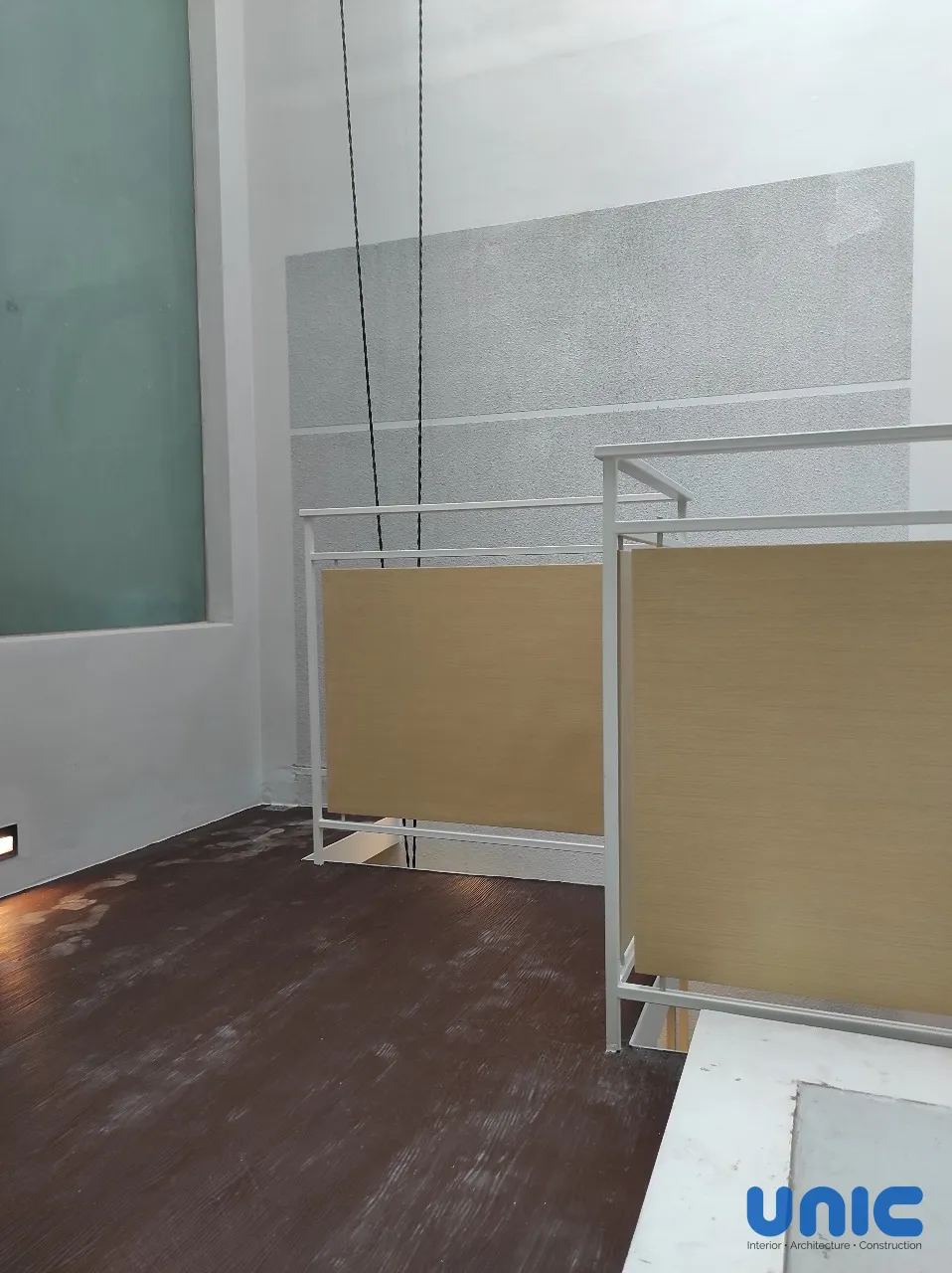 Desain Mezzanine Multifungsi: Area Servis & Ruang Santai Minimalis di Aruba Villa, Pakuwon City Surabaya - Gallery 8