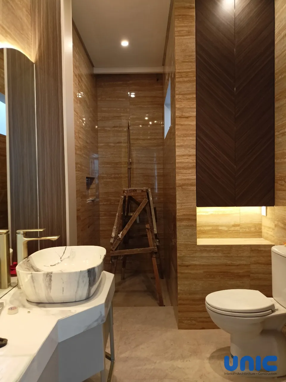 Interior Kamar Mandi Mewah Wisata Bukit Mas Surabaya: Elegan dengan Aksen Emas & Kayu - Gallery 3