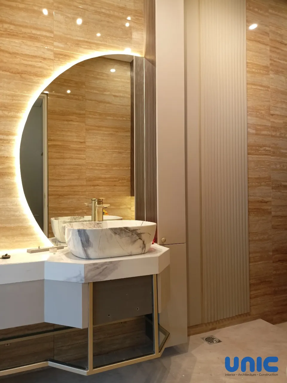 Interior Kamar Mandi Mewah Wisata Bukit Mas Surabaya: Elegan dengan Aksen Emas & Kayu - Gallery 4