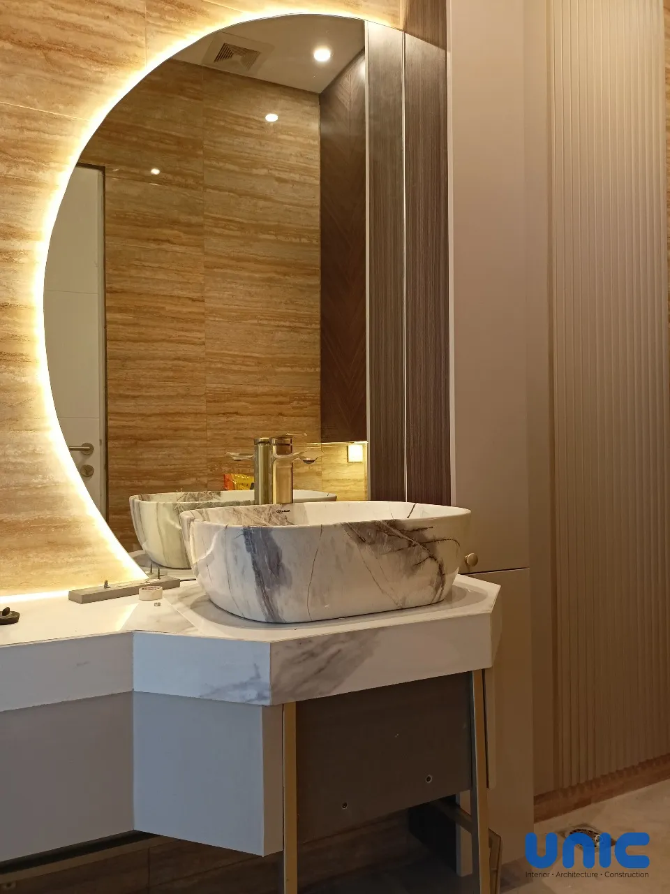 Interior Kamar Mandi Mewah Wisata Bukit Mas Surabaya: Elegan dengan Aksen Emas & Kayu - Gallery 5