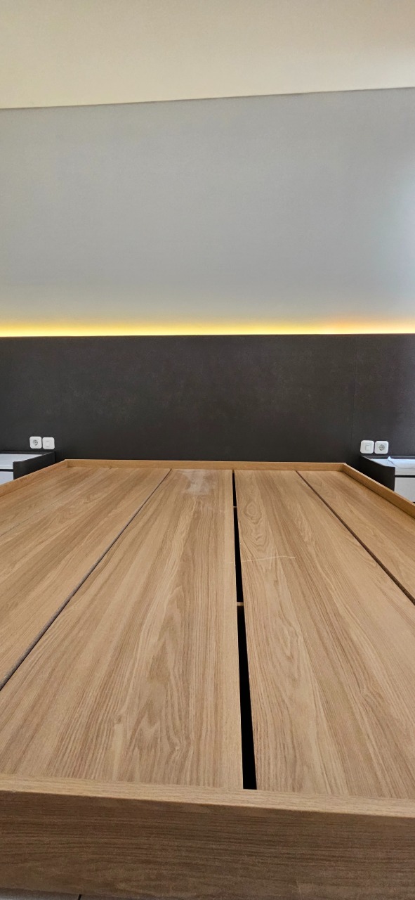 Interior Kamar Utama Minimalis Grand Pakuwon Surabaya: Solusi Cerdas Ruang Terbatas - Gallery 6