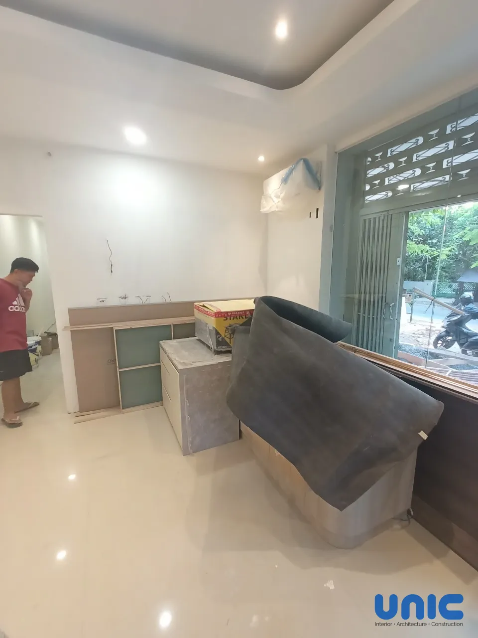Interior Klinik Kecantikan Surabaya: Transformasi Ruko Skinvest yang Mewah & Instagramable - Gallery 1