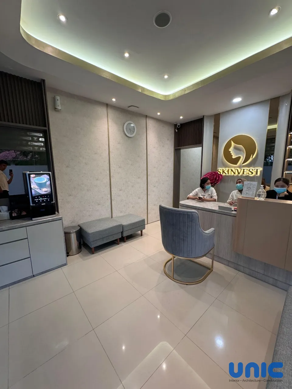 Interior Klinik Kecantikan Surabaya: Transformasi Ruko Skinvest yang Mewah & Instagramable - Gallery 6