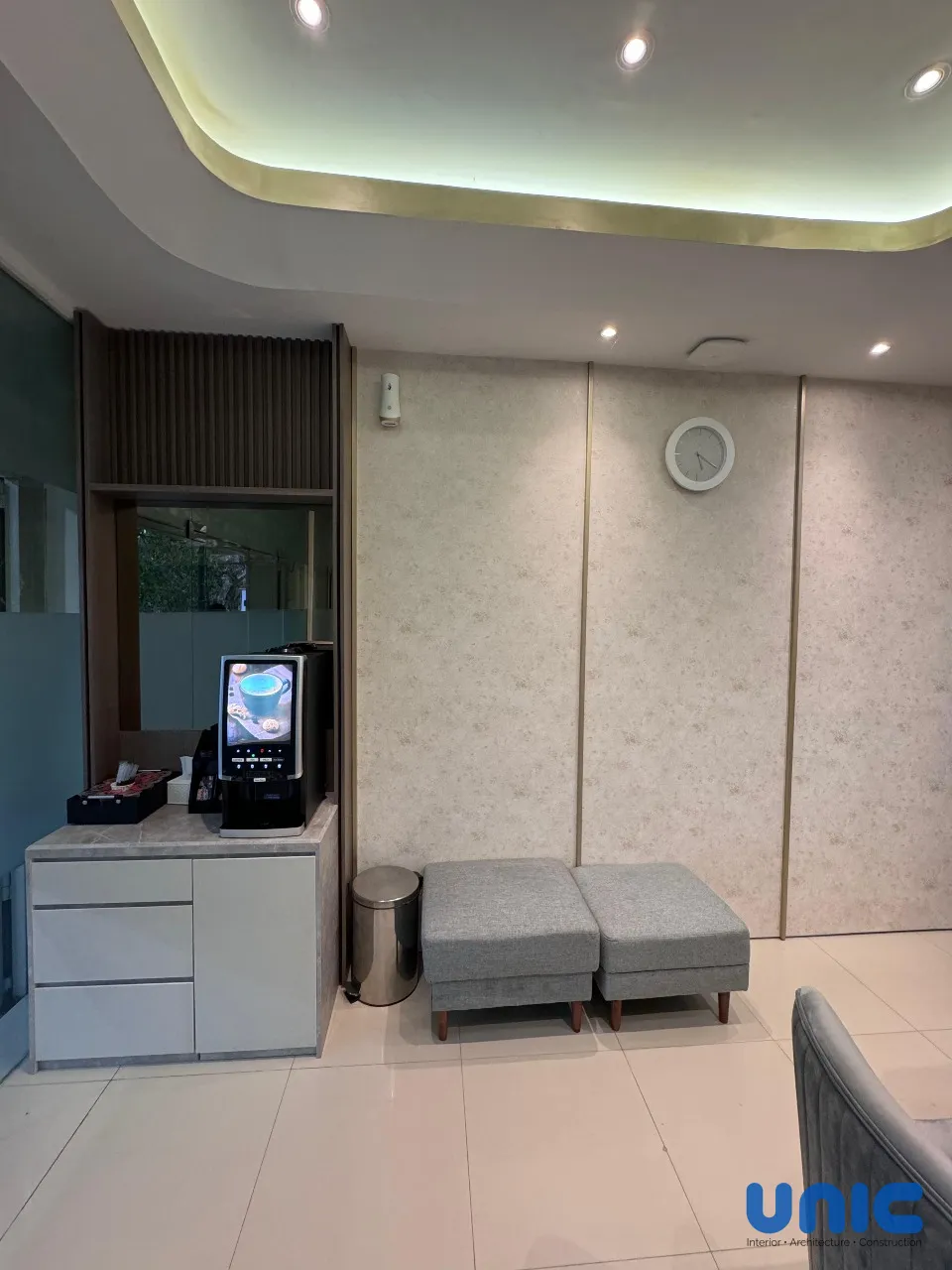Interior Klinik Kecantikan Surabaya: Transformasi Ruko Skinvest yang Mewah & Instagramable - Gallery 7