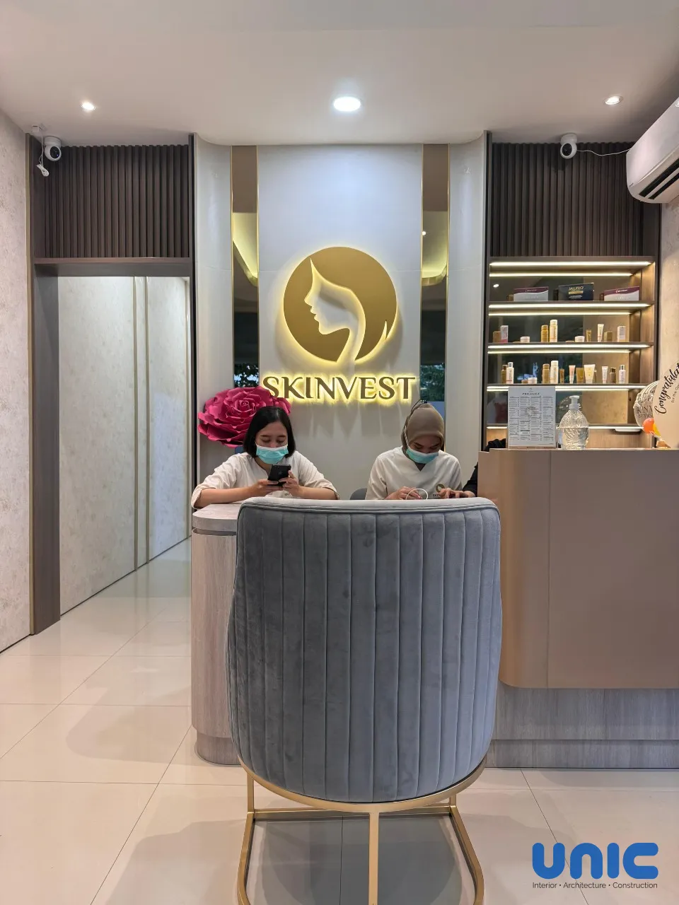 Interior Klinik Kecantikan Surabaya: Transformasi Ruko Skinvest yang Mewah & Instagramable - Gallery 8