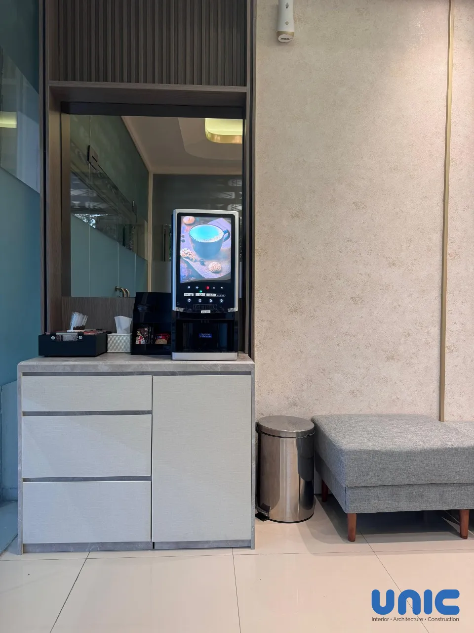 Interior Klinik Kecantikan Surabaya: Transformasi Ruko Skinvest yang Mewah & Instagramable - Gallery 9