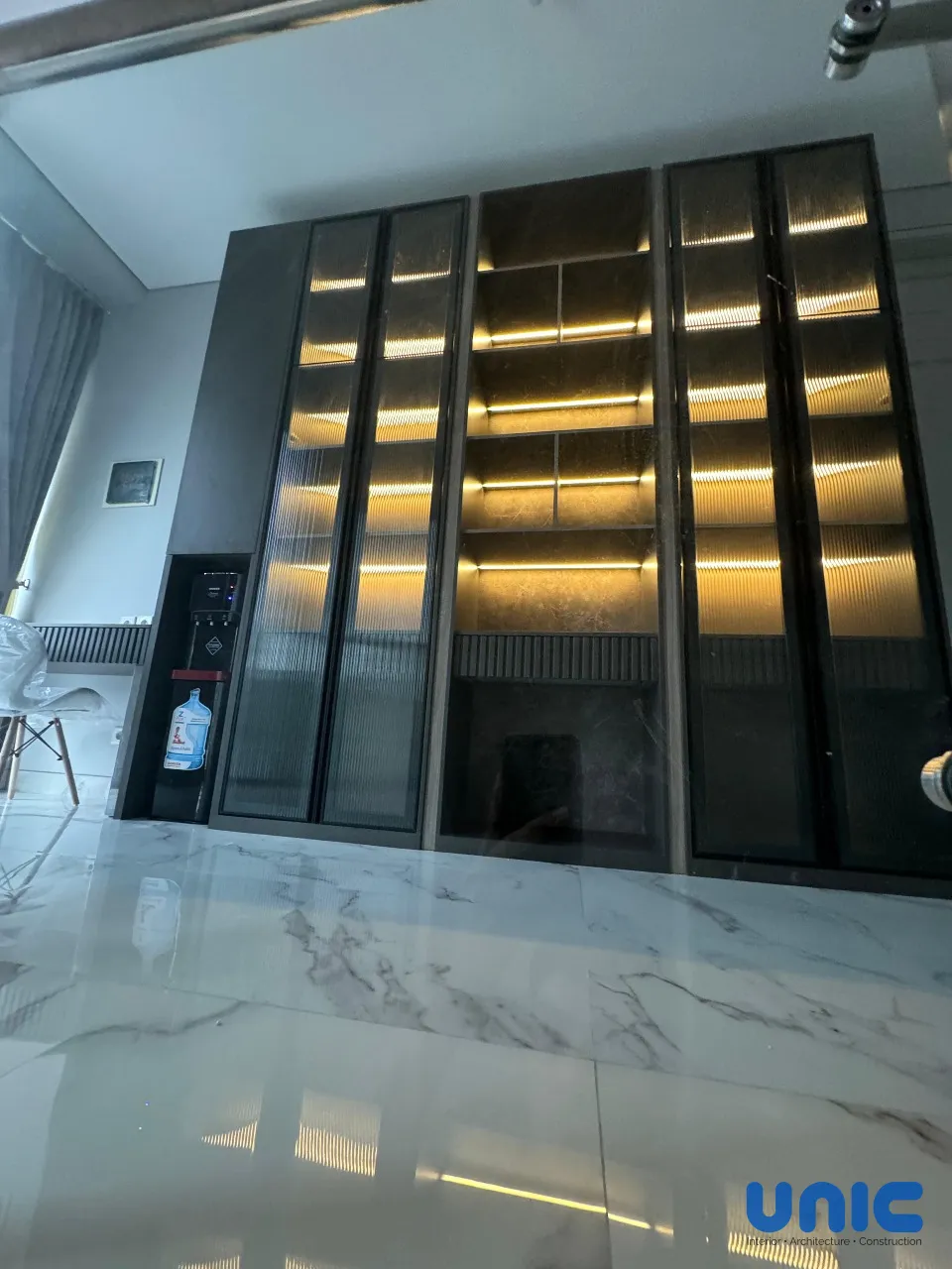 Interior Pakuwon City Aruba Villa Surabaya: Transformasi Lorong Menjadi Kabinet Pajangan & Meja Kerja Mewah - Gallery 3