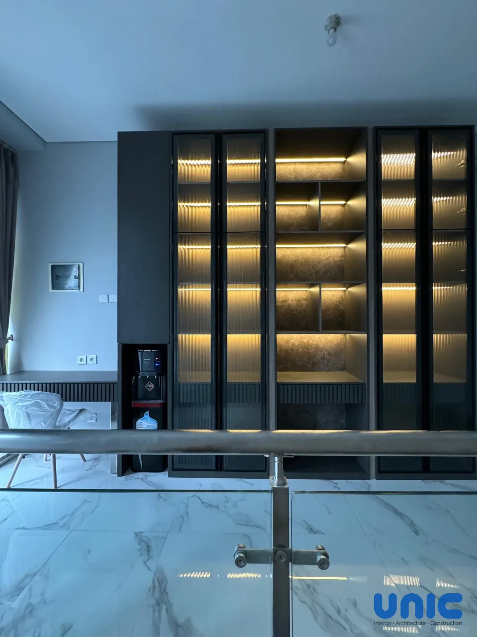 Interior Pakuwon City Aruba Villa Surabaya: Transformasi Lorong Menjadi Kabinet Pajangan & Meja Kerja Mewah - Gallery 4