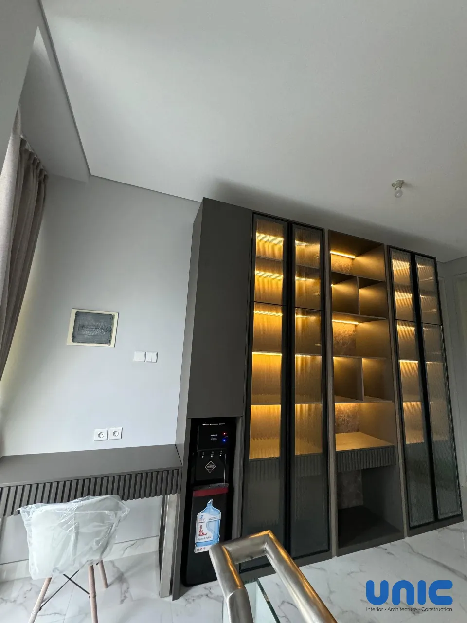 Interior Pakuwon City Aruba Villa Surabaya: Transformasi Lorong Menjadi Kabinet Pajangan & Meja Kerja Mewah - Gallery 5