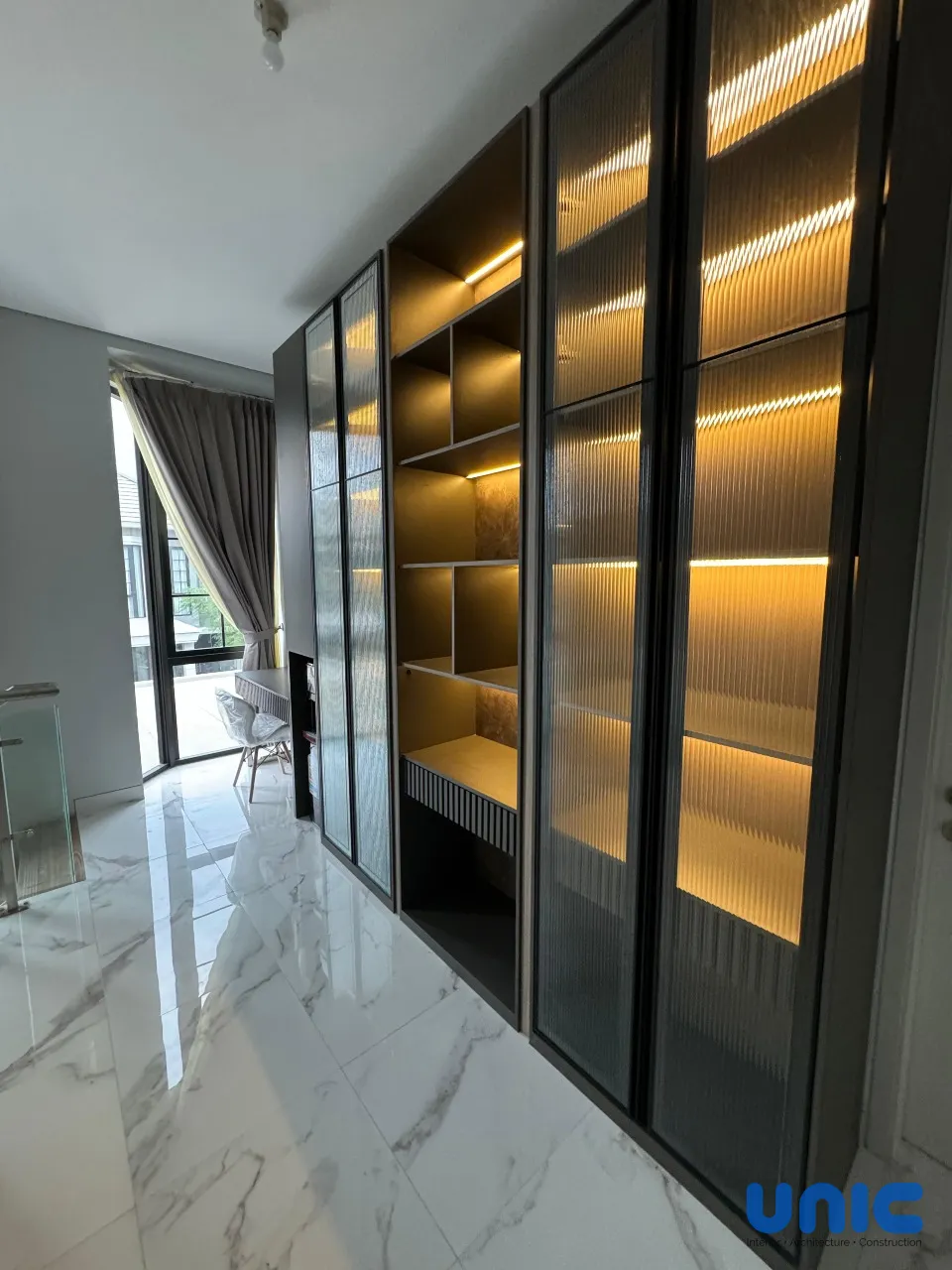 Interior Pakuwon City Aruba Villa Surabaya: Transformasi Lorong Menjadi Kabinet Pajangan & Meja Kerja Mewah - Gallery 6