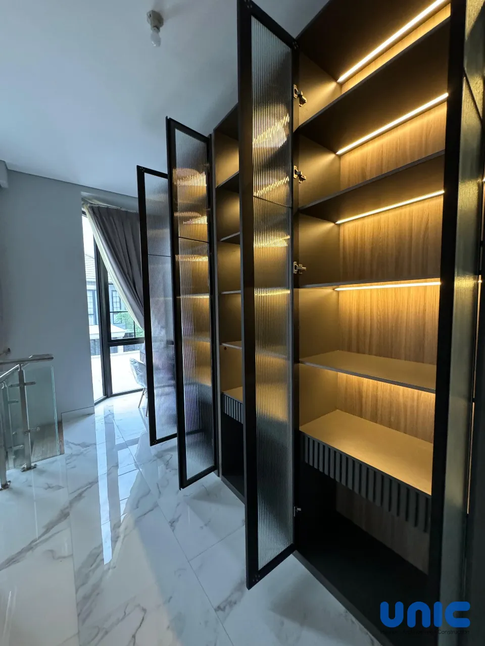 Interior Pakuwon City Aruba Villa Surabaya: Transformasi Lorong Menjadi Kabinet Pajangan & Meja Kerja Mewah - Gallery 7