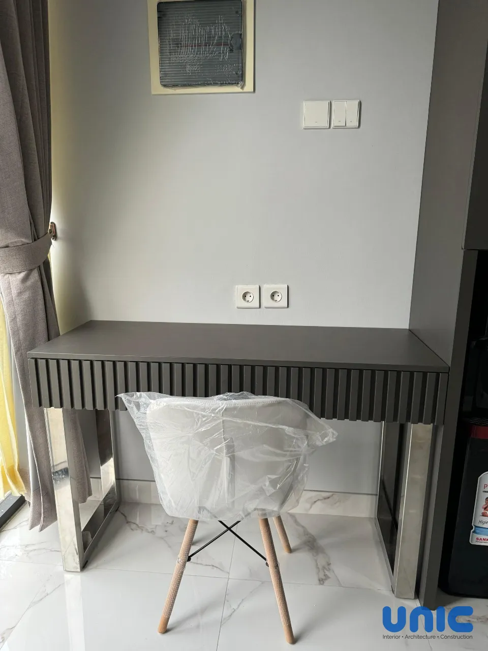 Interior Pakuwon City Aruba Villa Surabaya: Transformasi Lorong Menjadi Kabinet Pajangan & Meja Kerja Mewah - Gallery 8