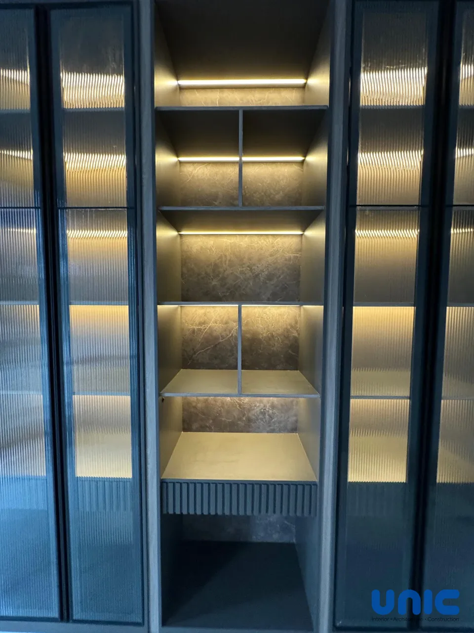 Interior Pakuwon City Aruba Villa Surabaya: Transformasi Lorong Menjadi Kabinet Pajangan & Meja Kerja Mewah - Gallery 9