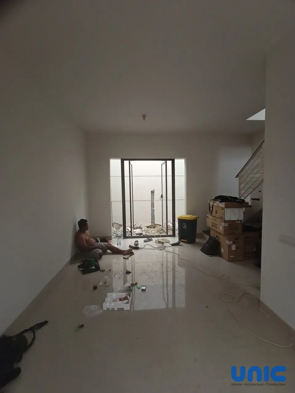 Interior Rumah Tumbuh Grand Harvest Surabaya: Transformasi Lahan 5x12 yang Fungsional & Estetik - Gallery 9