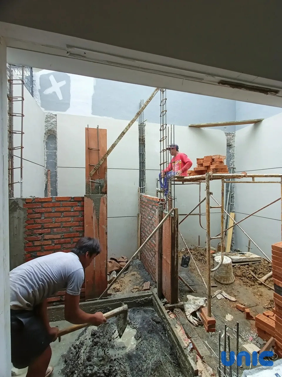 Interior Rumah Tumbuh Grand Harvest Surabaya: Transformasi Lahan 5x12 yang Fungsional & Estetik - Gallery 10