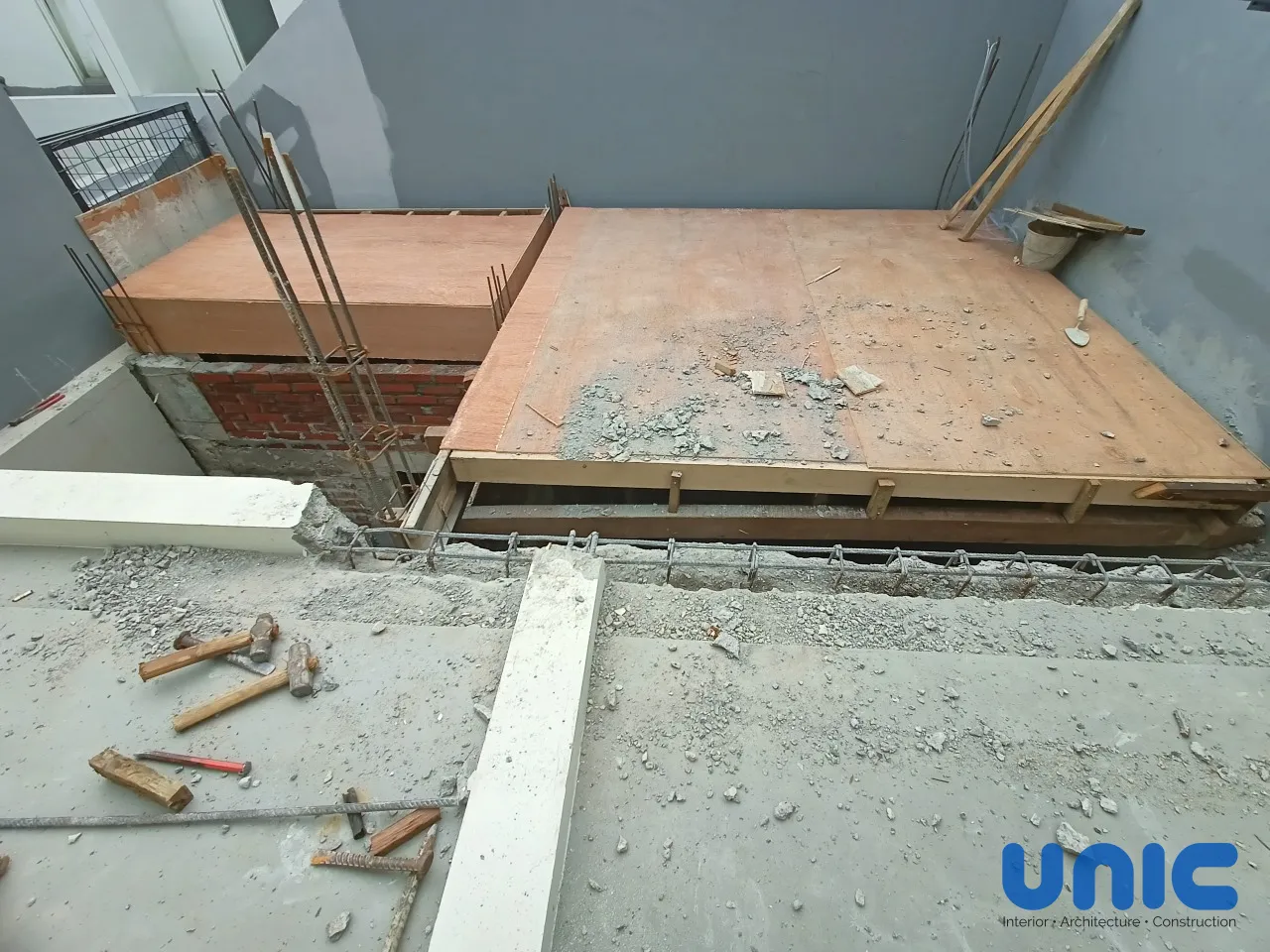 Interior Rumah Tumbuh Grand Harvest Surabaya: Transformasi Lahan 5x12 yang Fungsional & Estetik - Gallery 11