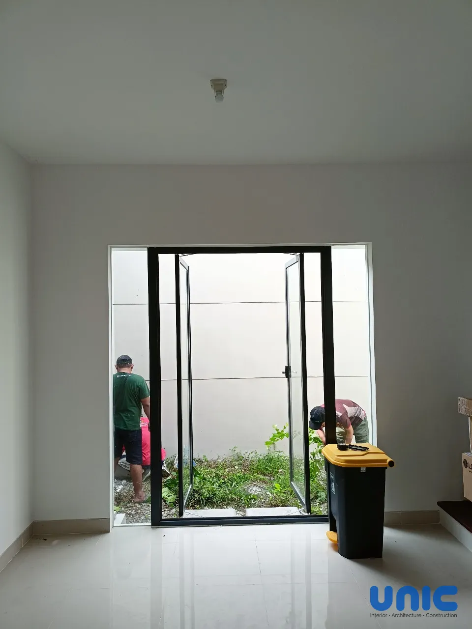 Interior Rumah Tumbuh Grand Harvest Surabaya: Transformasi Lahan 5x12 yang Fungsional & Estetik - Gallery 12