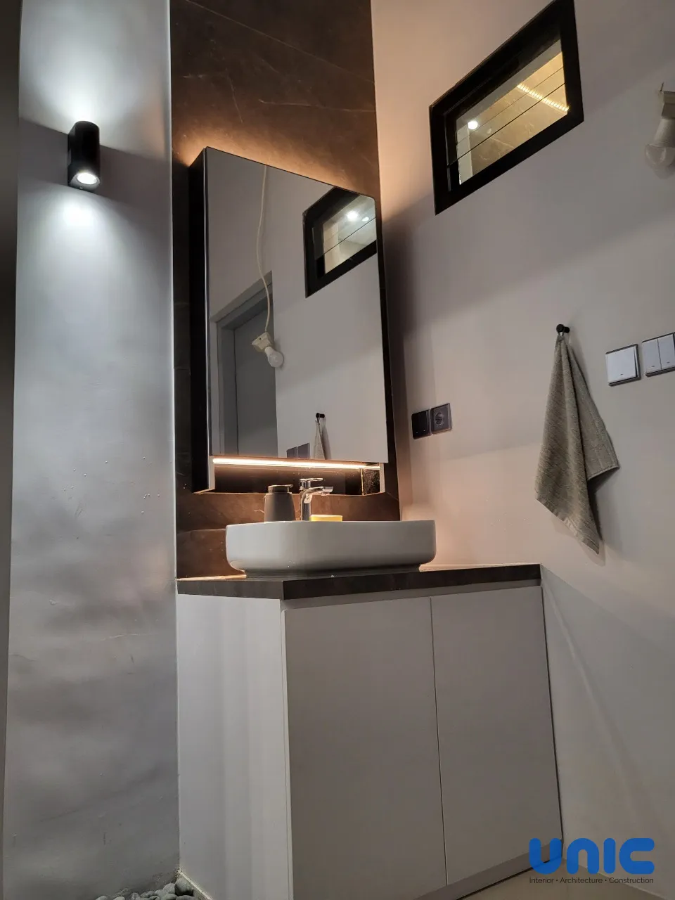 Interior Rumah Tumbuh Grand Harvest Surabaya: Transformasi Lahan 5x12 yang Fungsional & Estetik - Gallery 14