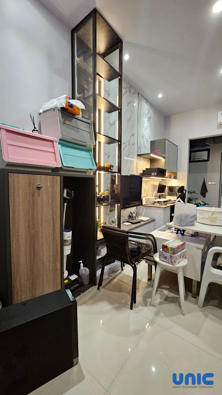 Interior Rumah Tumbuh Grand Harvest Surabaya: Transformasi Lahan 5x12 yang Fungsional & Estetik - Gallery 17